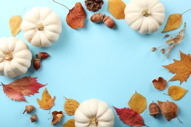 Mooie herfstachtergrond met gevallen bladeren met plaats voor tekst bovenaanzicht