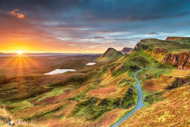 Foto mooie herfstzonsopgang boven de quiraing