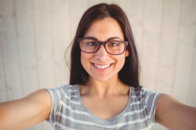 Foto mooie hipster die een selfie neemt