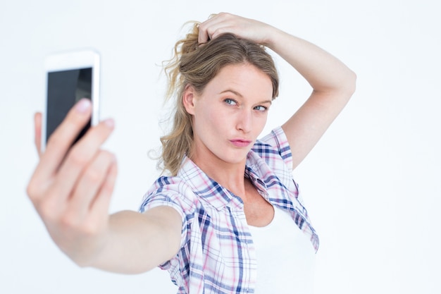 Mooie hipster die selfie met smartphone nemen