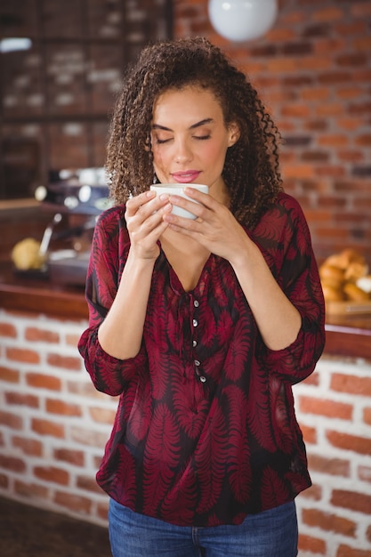 Mooie hipster koffie drinken