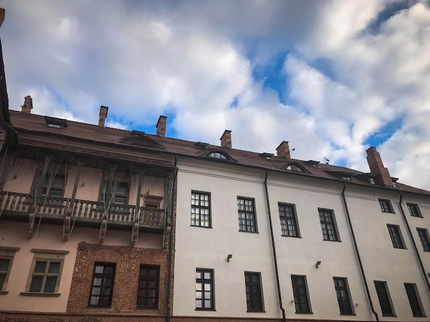 Mooie historische middeleeuwse Europese lowrise gebouwen met een rode pannendakgevel