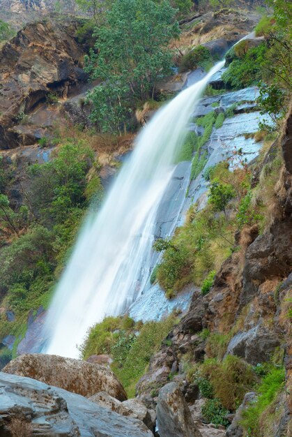 Mooie hoge tibetaanse waterval in de bergen