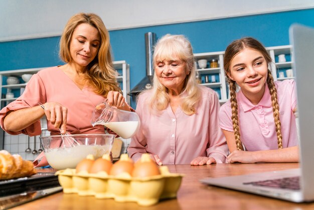 Mooie hogere vrouw en familie bakin in de keuken