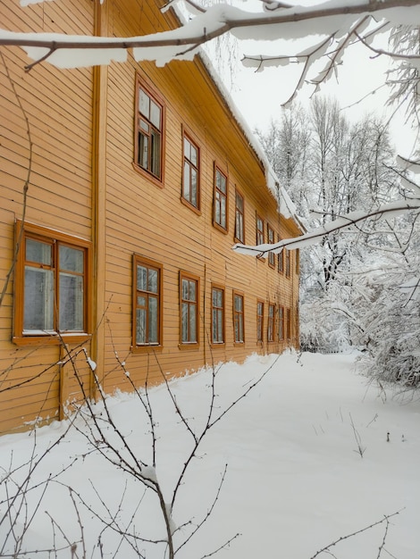 Mooie houten huizen in een winterstad