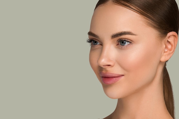 Mooie huid gezicht vrouw natuurlijke make-up gezonde huid schoonheid vrouwelijk model. Kleur achtergrond Groen