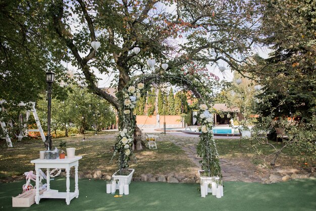 Foto mooie huwelijksboog voor ceremonie in het park