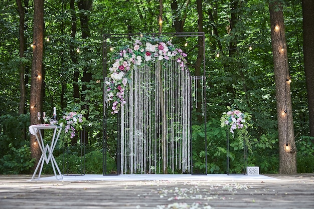 Mooie huwelijksboog voor ceremonie in rustieke stijl gelegen in het bos
