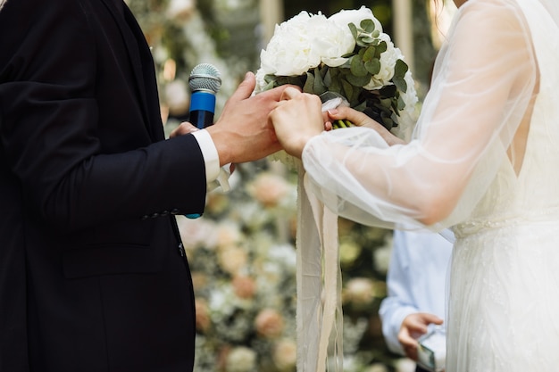 Mooie huwelijksceremonie. huwelijksboog door de bruidegom met nesty. gelukkige pasgetrouwden bij de ceremonie. bezoekceremonie. een mooi stel.