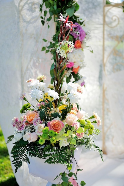 Mooie huwelijksopstelling met bloemen op witte achtergrond