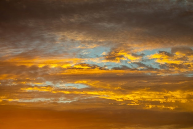 Mooie idyllische hemel bij zonsopgang met sterke gele en oranje kleuren