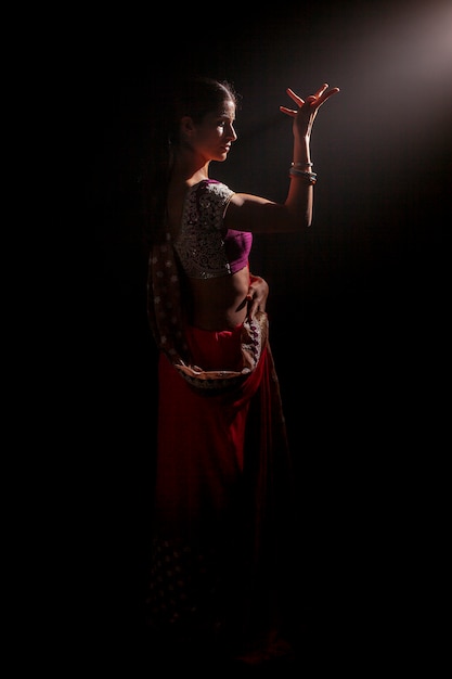 Mooie Indiase vrouw dansen Bollywood