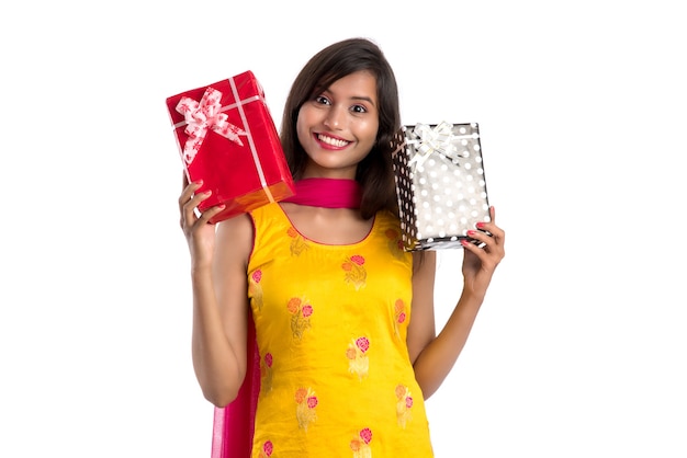 Mooie Indiase vrouw, gekleed in een traditionele saree met geschenken