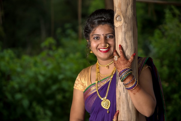 Mooie Indiase vrouw in een saree klederdracht