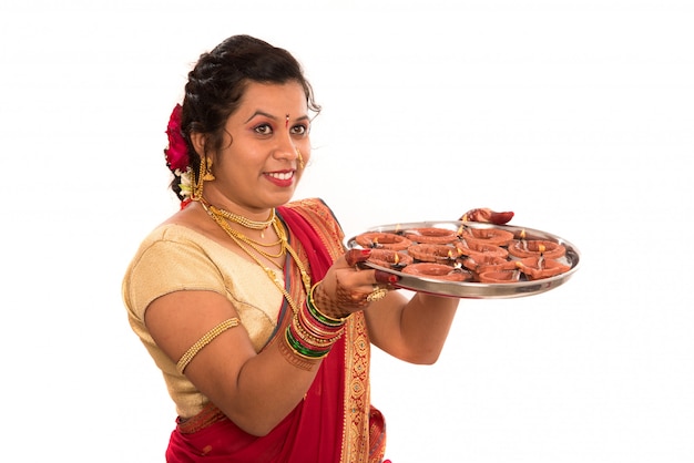 Mooie Indiase vrouw in een saree klederdracht