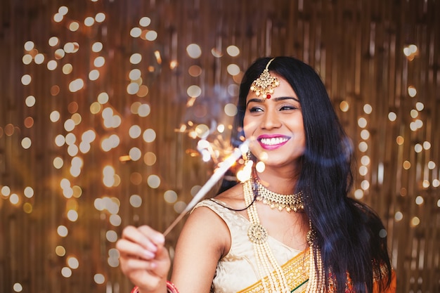 Foto mooie indiase vrouw met een sterretje op diwali