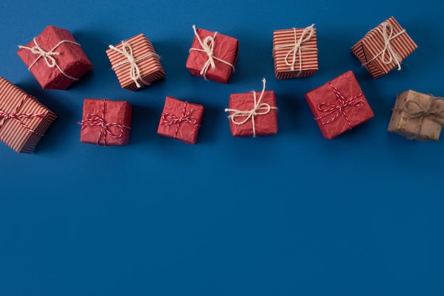 Mooie ingepakte kerstcadeaus op een blauwe achtergrond