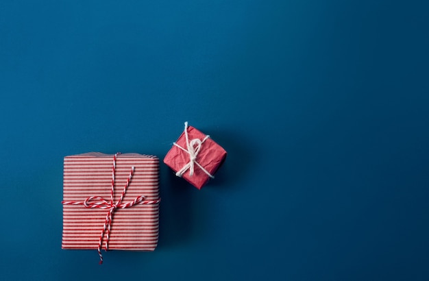 Mooie ingepakte kerstcadeaus op een blauwe achtergrond