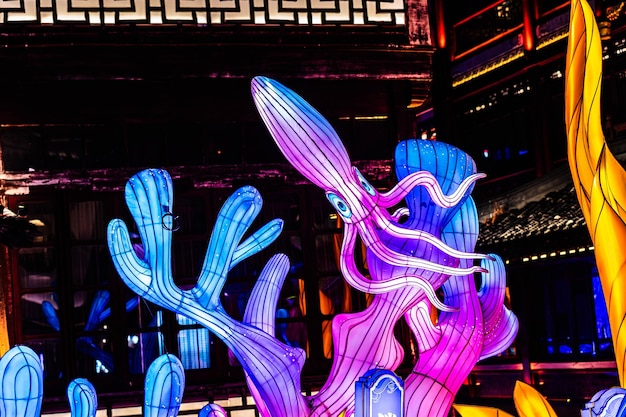 Foto mooie inktvislantaarns gloeien in een lantaarntentoonstelling's nachts om het chinese lantaarnfestival in chenghuangmia te vieren, wat de tempel van de stadgoden in shanghai betekent.