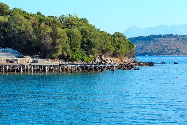 Mooie Ionische Zee ochtend zomer kust uitzicht vanaf strand (Ksamil, Albanië).