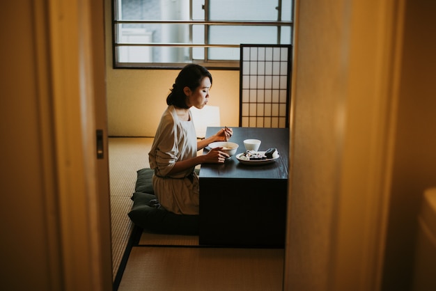 Mooie Japanse vrouw, lifestyle momenten