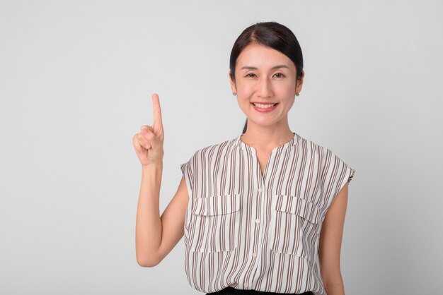 mooie Japanse zakenvrouw tegen witte muur