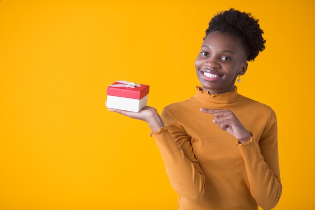 mooie jonge Afrikaanse vrouw met een cadeau in haar handen
