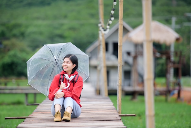 Mooie jonge Aziatische toerist die rode kleren draagt reist in Thailand
