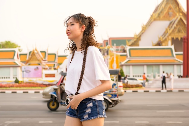 Mooie jonge Aziatische toeristische vrouw op vakantie sightseeing en het verkennen van de stad Bangkok