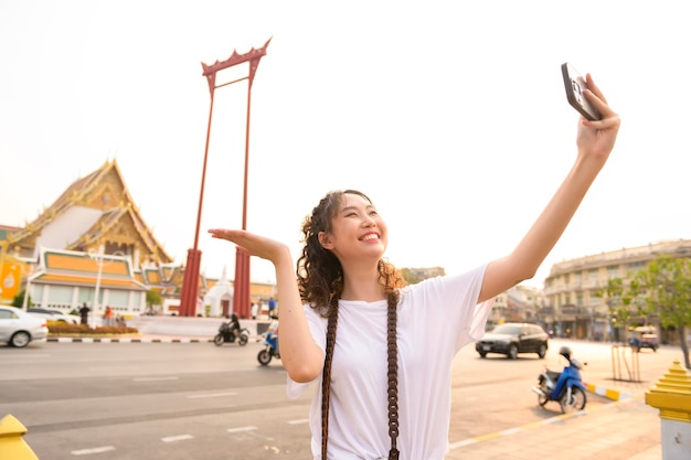 Mooie jonge Aziatische toeristische vrouw op vakantie sightseeing en het verkennen van de stad Bangkok