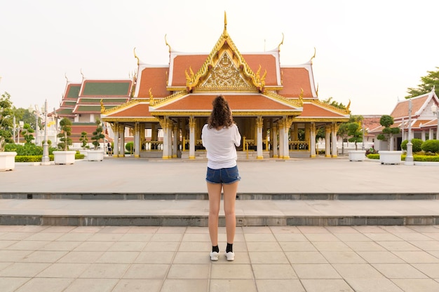 Mooie jonge Aziatische toeristische vrouw op vakantie sightseeing en het verkennen van de stad Bangkok
