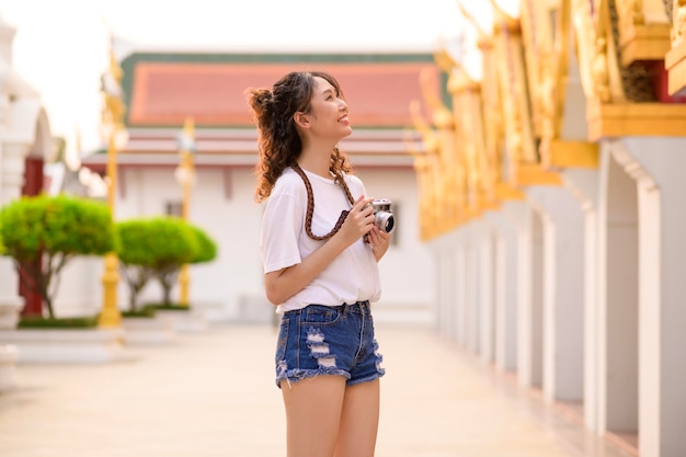 Mooie jonge Aziatische toeristische vrouw op vakantie sightseeing en het verkennen van de stad Bangkok