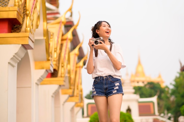 Mooie jonge Aziatische toeristische vrouw op vakantie sightseeing en het verkennen van de stad Bangkok