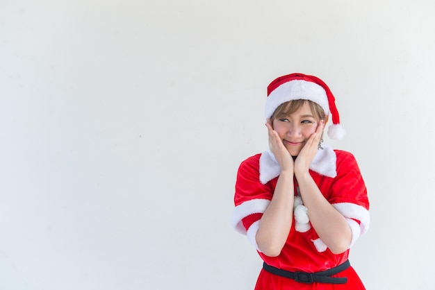 Mooie jonge Aziatische vrouw in Kerstman kleding op witte achtergrond Thailand mensen Verzonden geluk voor kinderen Vrolijk kerstfeest Welkom bij de winter Gelukkig vrouw concept