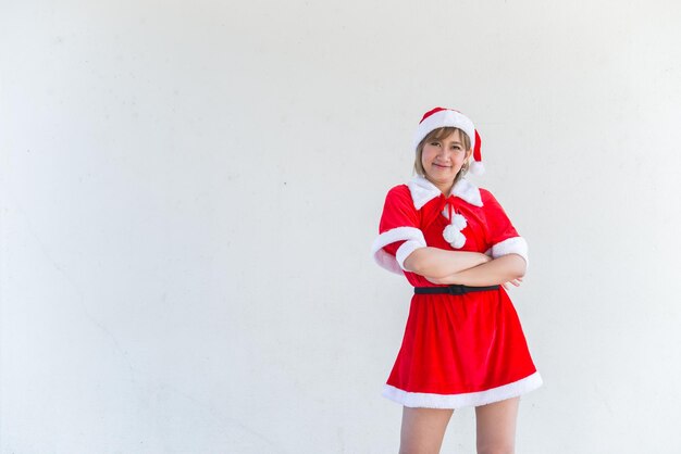 Mooie jonge Aziatische vrouw in Kerstman kleding op witte achtergrond Thailand mensen Verzonden geluk voor kinderen Vrolijk kerstfeest Welkom bij de winter Gelukkig vrouw concept