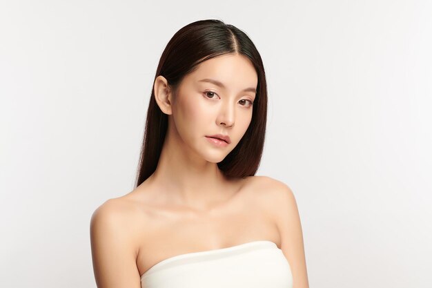 Mooie jonge aziatische vrouw met schone frisse huid op witte achtergrond, gezichtsverzorging, gezichtsbehandeling, cosmetologie, beauty en spa, aziatische vrouwen portret.