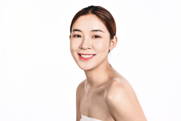Mooie jonge Aziatische vrouw met schone huid