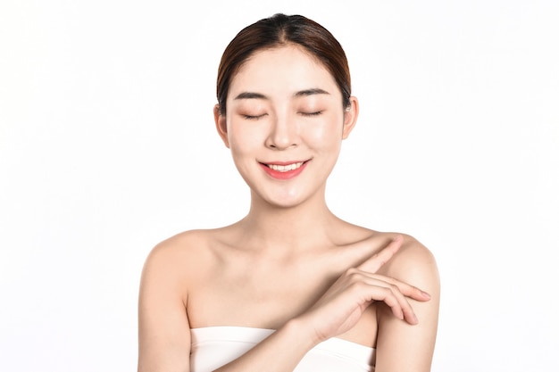 Mooie jonge Aziatische vrouw met schone huid
