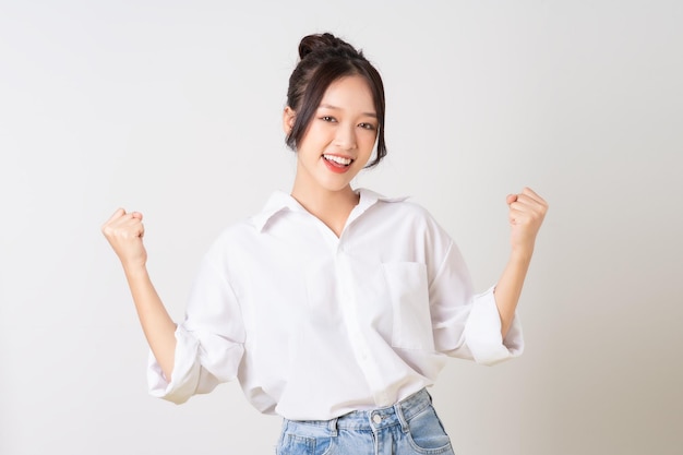 Mooie jonge Aziatische zakenvrouw portret op witte achtergrond