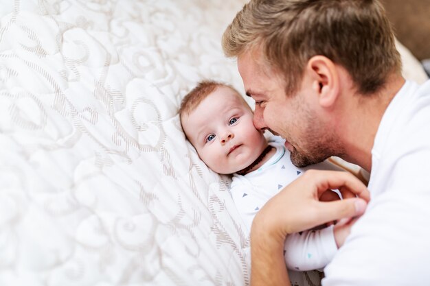 mooie jonge blanke vader knuffelen met zijn zoon