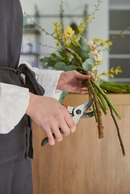 Mooie jonge bloemist maakt een boeket