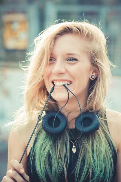 Foto mooie jonge blonde haren vrouw hipster luisteren muziek