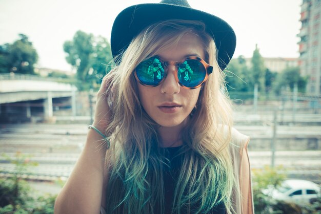 mooie jonge blonde haren vrouw hipster