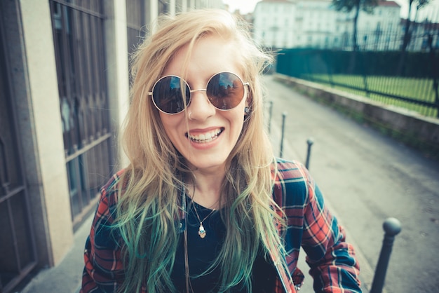 mooie jonge blonde haren vrouw hipster