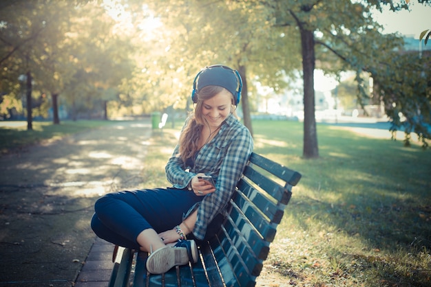 Mooie jonge blonde hipster vrouw het luisteren muziek