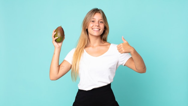 Mooie jonge blonde vrouw met een mango