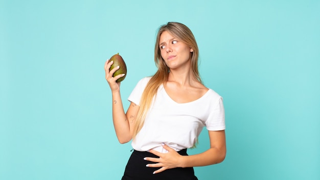 Mooie jonge blonde vrouw met een mango