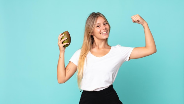 Mooie jonge blonde vrouw met een mango