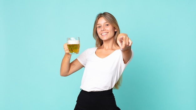 mooie jonge blonde vrouw met een pint bier