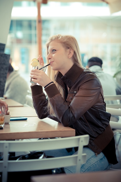 Foto mooie jonge blonde vrouw